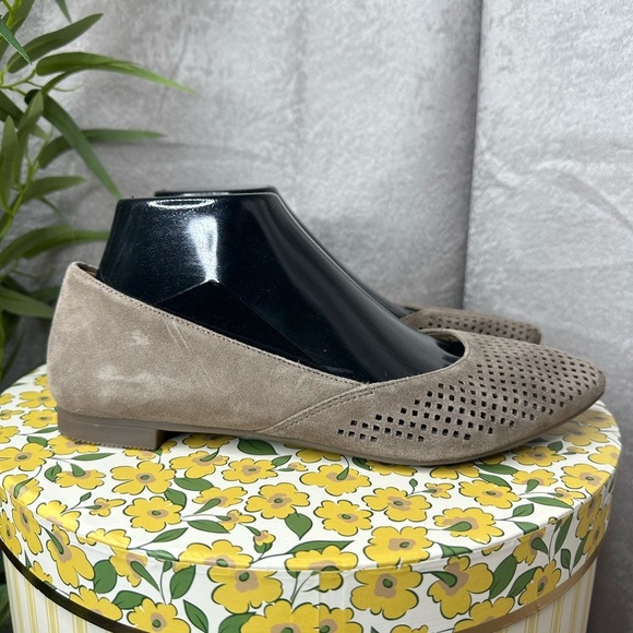 Vionic Women’s Suede Laser Cut Pointed Toe Flats Taupe Sz 7 - Picture 4 of 12